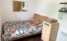 Room In Stratford With Private Bathroom And Parking